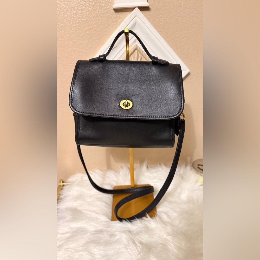 Vintage Coach Elegant Black Leather Shoulder Bag